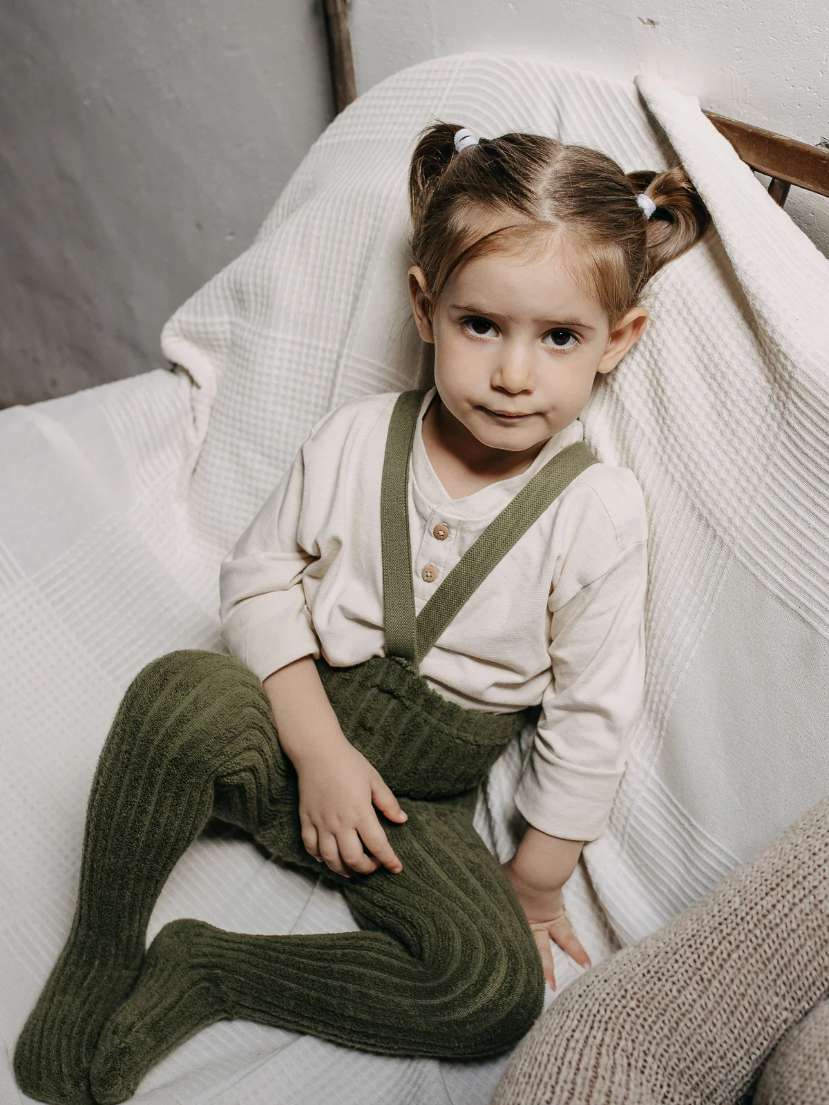 SS_Autumn23_0039.webp Silly Silas „Granny Teddy Olive Footed“ – pėdkelnės-kojinės su petnešėlėmis - Pilt 1
